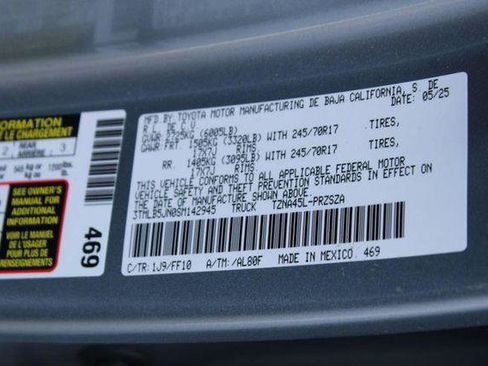 Certified 2025 Toyota Tacoma SR5 AWD/4WD image 17