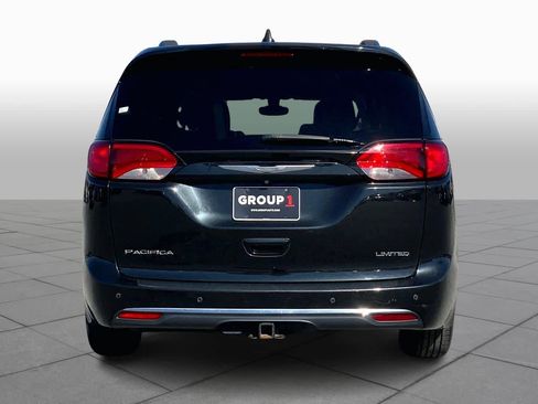 Used 2017 Chrysler Pacifica Limited image 4