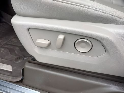 Used 2025 GMC Sierra 1500 SLT image 10