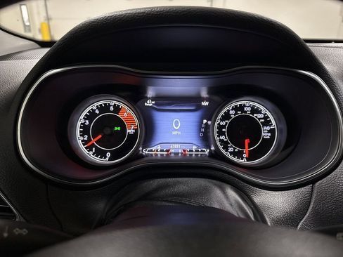 Used 2019 Jeep Cherokee Limited image 12