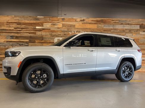 New 2025 Jeep Grand Cherokee L Altitude image 19