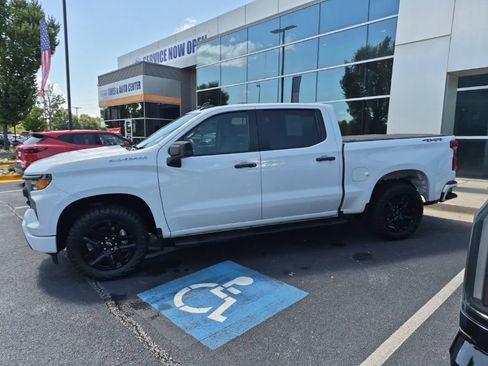 Used 2023 Chevrolet Silverado 1500 Custom AWD/4WD image 2