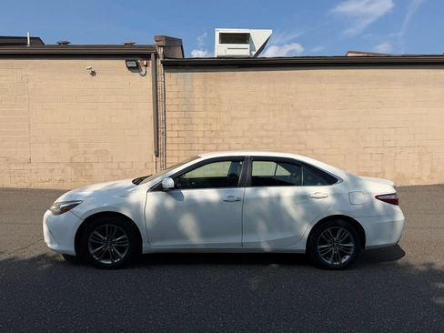 Used 2017 Toyota Camry SE FWD image 4