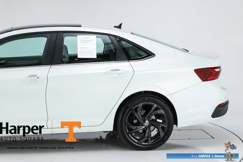Used 2025 Volkswagen Jetta SE w/ Sunroof Package FWD image 4