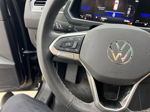 Certified 2024 Volkswagen Tiguan SE w/ Panoramic Sunroof Package FWD image 17