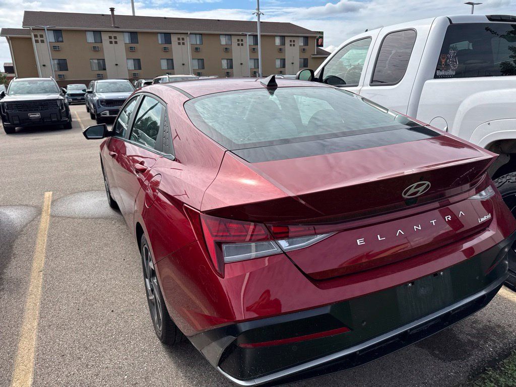 Used 2024 Hyundai Elantra Limited FWD image 5