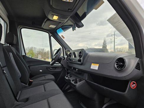 Used 2024 Mercedes-Benz Sprinter 4500 image 16