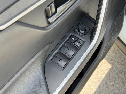 Used 2021 Toyota RAV4 LE FWD image 12