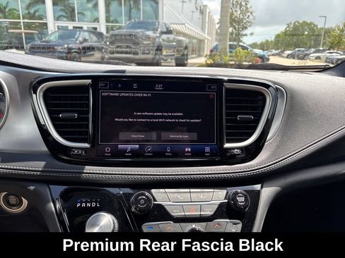Used 2021 Chrysler Pacifica Touring w/ S Appearance Package FWD image 6