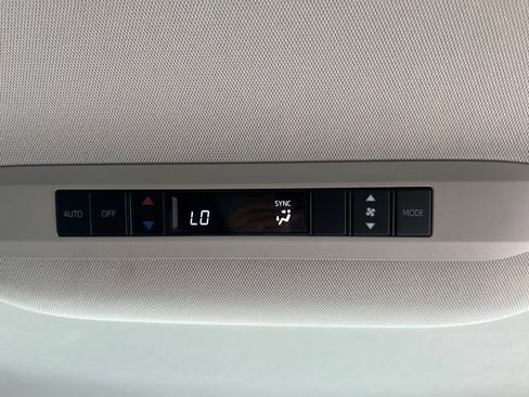Used 2025 Toyota Sienna LE AWD/4WD image 23