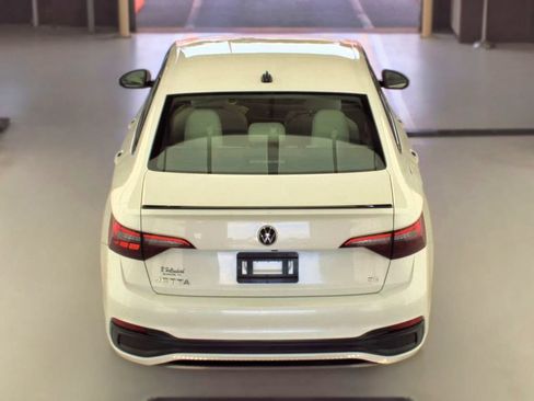 Used 2023 Volkswagen Jetta SE FWD image 6
