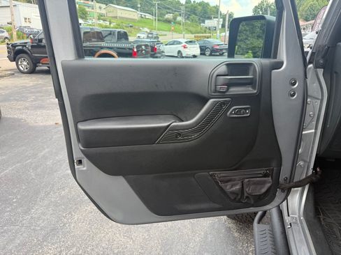 Used 2018 Jeep Wrangler Unlimited Sahara AWD/4WD image 46