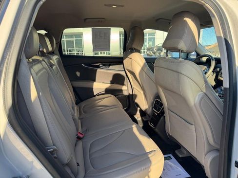 Used 2022 Lincoln Nautilus Standard AWD w/ Premium Package image 10