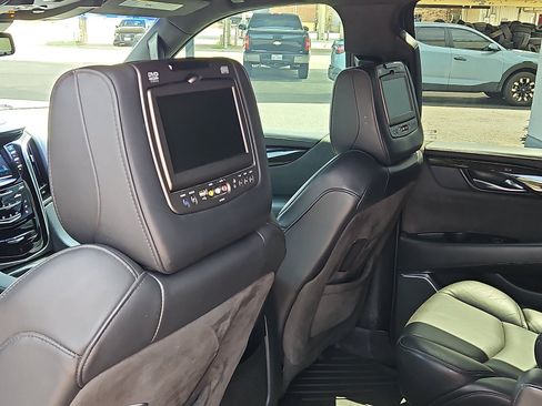 Used 2019 Cadillac Escalade Platinum RWD image 9