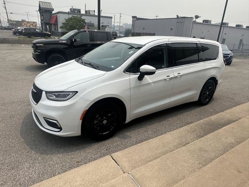 Used 2023 Chrysler Pacifica Touring-L FWD image 6