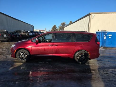 Used 2018 Chrysler Pacifica Touring-L w/ Advanced Safetytec Group image 3