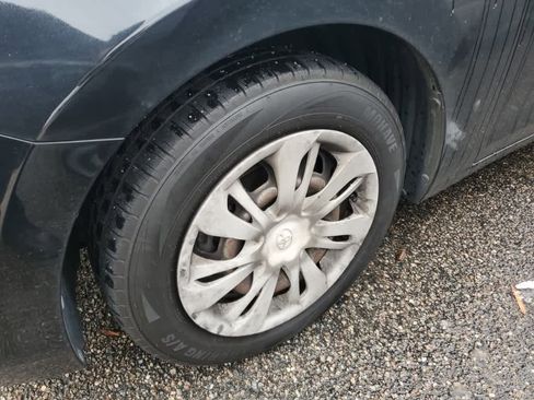 Used 2019 Toyota Yaris L image 2