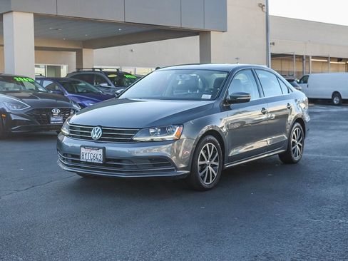 Used 2017 Volkswagen Jetta SE image 3