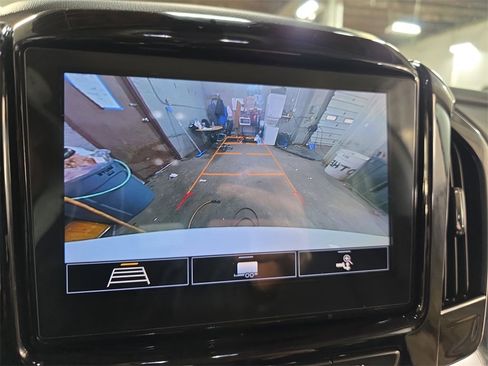 Used 2021 Chevrolet Traverse LT image 22