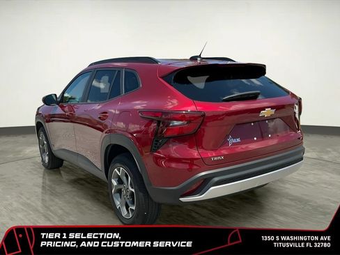 Used 2025 Chevrolet Trax LT w/ LT Convenience Package FWD image 5
