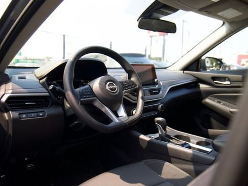 Used 2025 Nissan Altima 2.5 SV FWD image 11