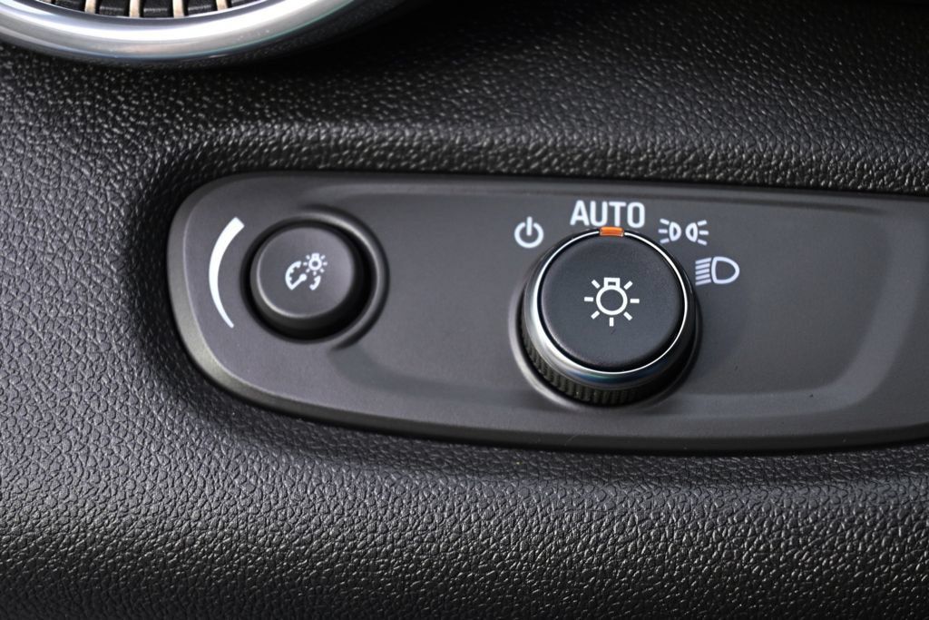 Used 2024 Chevrolet Trax ACTIV w/ Sunroof Package FWD image 24
