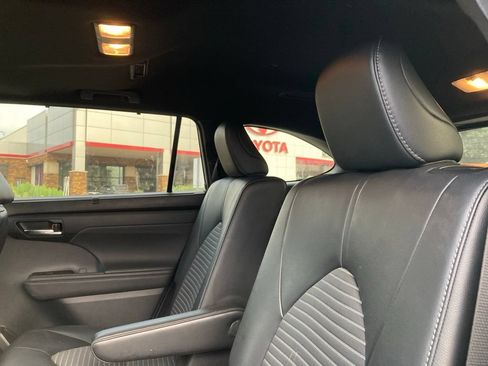 Used 2024 Toyota Highlander XSE FWD image 9