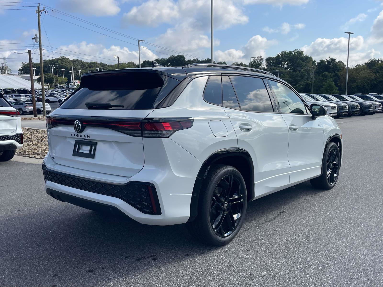 New 2026 Volkswagen Tiguan SE R-Line FWD image 7