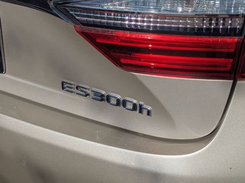 Used 2016 Lexus ES 300h w/ Navigation System Package image 6