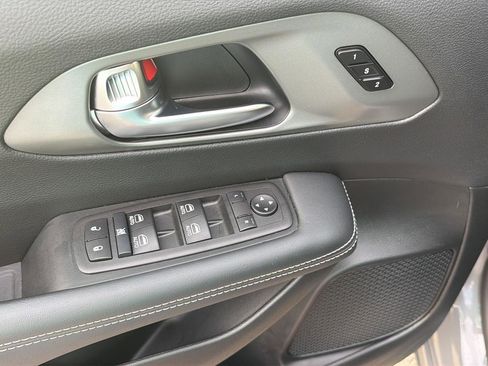 Used 2025 Chrysler Pacifica Select FWD image 31