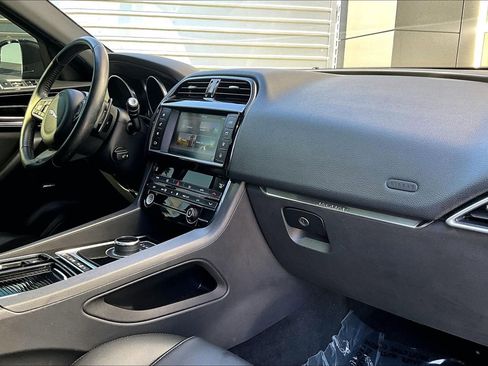 Used 2018 Jaguar F-PACE Premium image 16