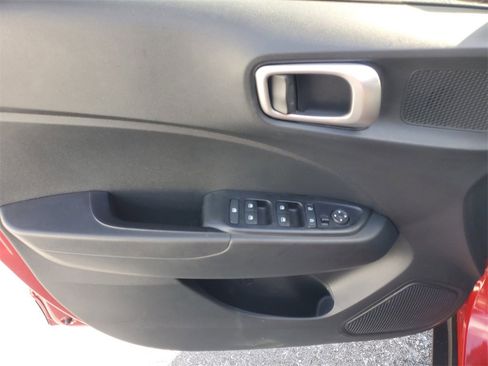 Used 2024 Hyundai Venue SEL image 17