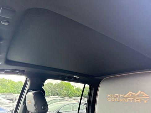 Used 2022 Chevrolet Suburban High Country AWD/4WD image 4