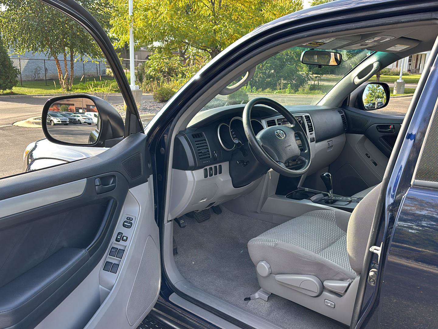 Used 2007 Toyota 4Runner SR5 AWD/4WD image 2
