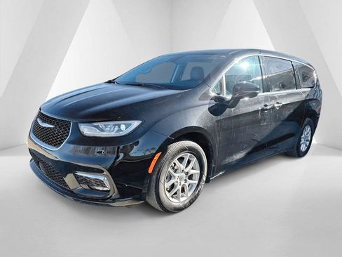 Used 2024 Chrysler Pacifica Touring-L FWD image 3