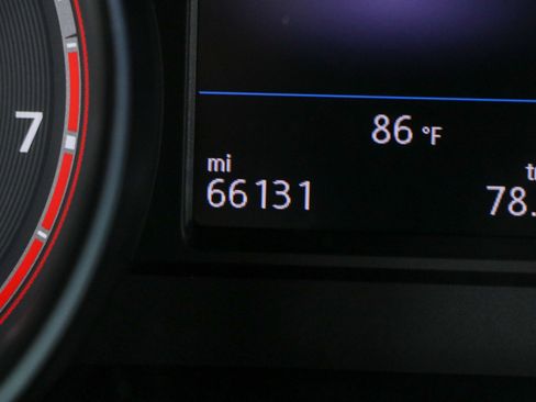 Used 2021 Volkswagen Atlas Cross Sport SE w/ Panoramic Sunroof Package FWD image 16