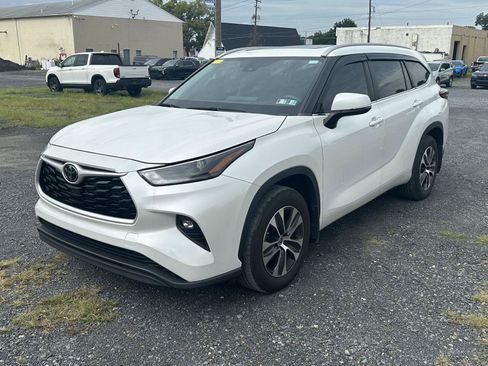 Used 2023 Toyota Highlander XLE FWD image 4
