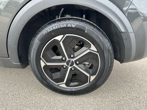 Used 2023 Kia Niro EX image 8