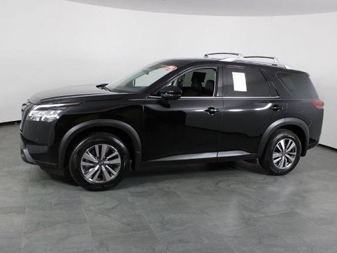 Certified 2023 Nissan Pathfinder SL w/ Black Appearance Package FWD image 14