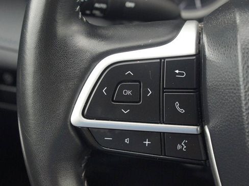 Used 2024 Toyota Highlander XLE FWD image 9