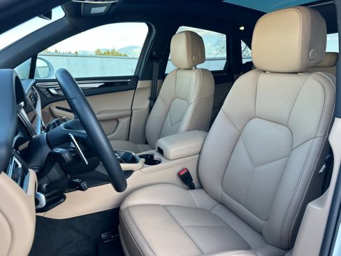 Certified 2025 Porsche Macan image 5