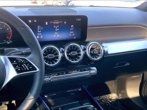 Used 2025 Mercedes-Benz GLB 250 4MATIC image 5
