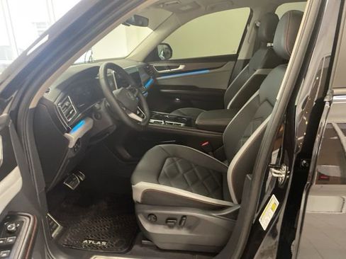 Certified 2025 Volkswagen Atlas Peak Edition SE image 7
