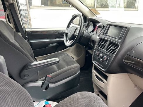 Used 2018 Dodge Grand Caravan SE w/ UConnect Hands-Free Group image 7