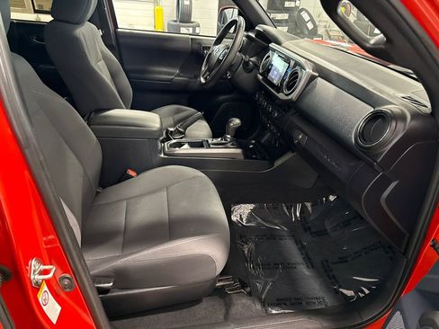Used 2018 Toyota Tacoma TRD Off-Road w/ Technology Package AWD/4WD image 16