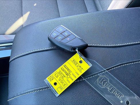 Used 2025 Chevrolet Traverse LT AWD/4WD image 11