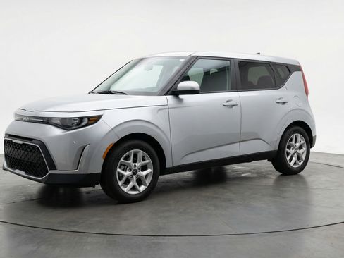 Used 2025 Kia Soul LX w/ LX Technology Package FWD image 3
