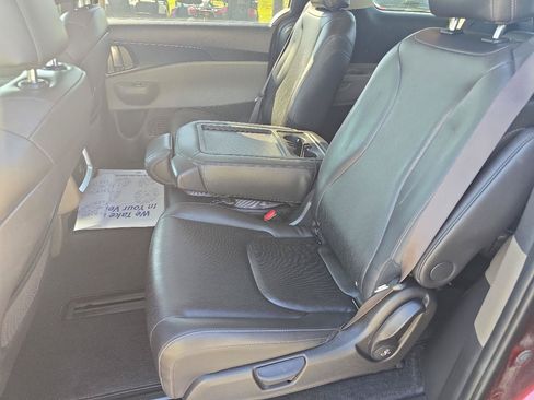 Used 2025 Kia Carnival FWD image 12