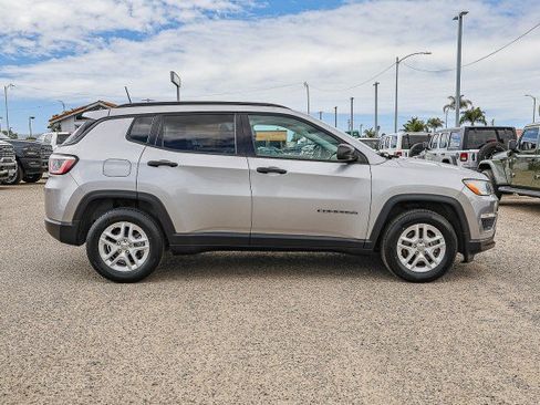 Used 2017 Jeep Compass Sport w/ Tech Group FWD image 3