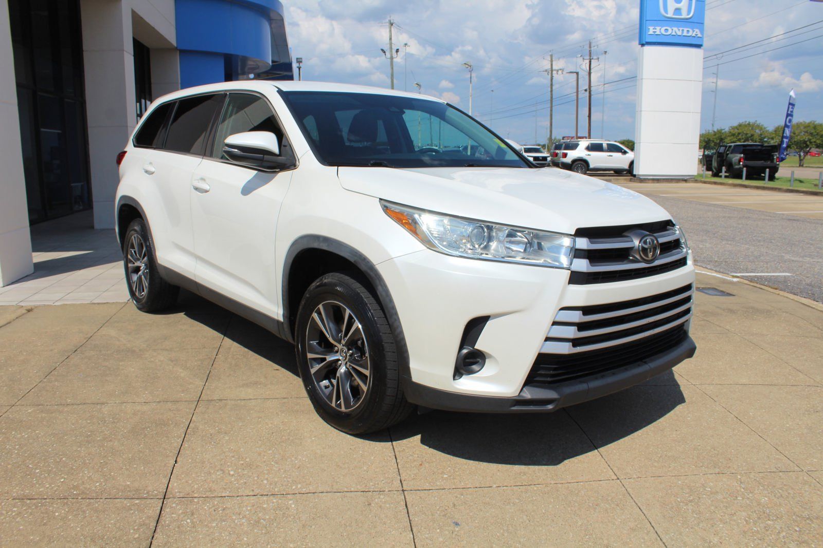 Used 2019 Toyota Highlander LE FWD image 1